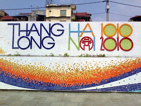 "Con đường gốm sứ" dài 6.000 m, với tổng diện tích khoảng 6.500 m2. Bức tranh gốm do 20 nghệ sĩ Việt Nam, 15 nghệ sĩ quốc tế, 50 sinh viên mỹ thuật, cùng 100 nghệ nhân và thợ thủ công thực hiện, mang dấu ấn của làng gốm Bát Tràng, Chu Đậu, Phù Lãng.